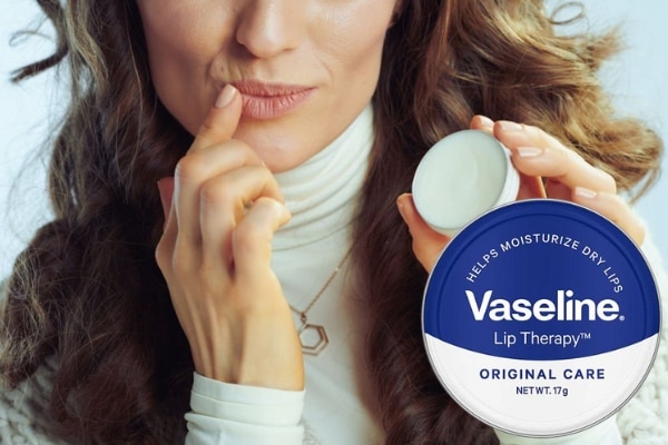 How to keep lipstick from bleeding woman Lakmé 9-to-5 Flawless Matte Complexion Compact 