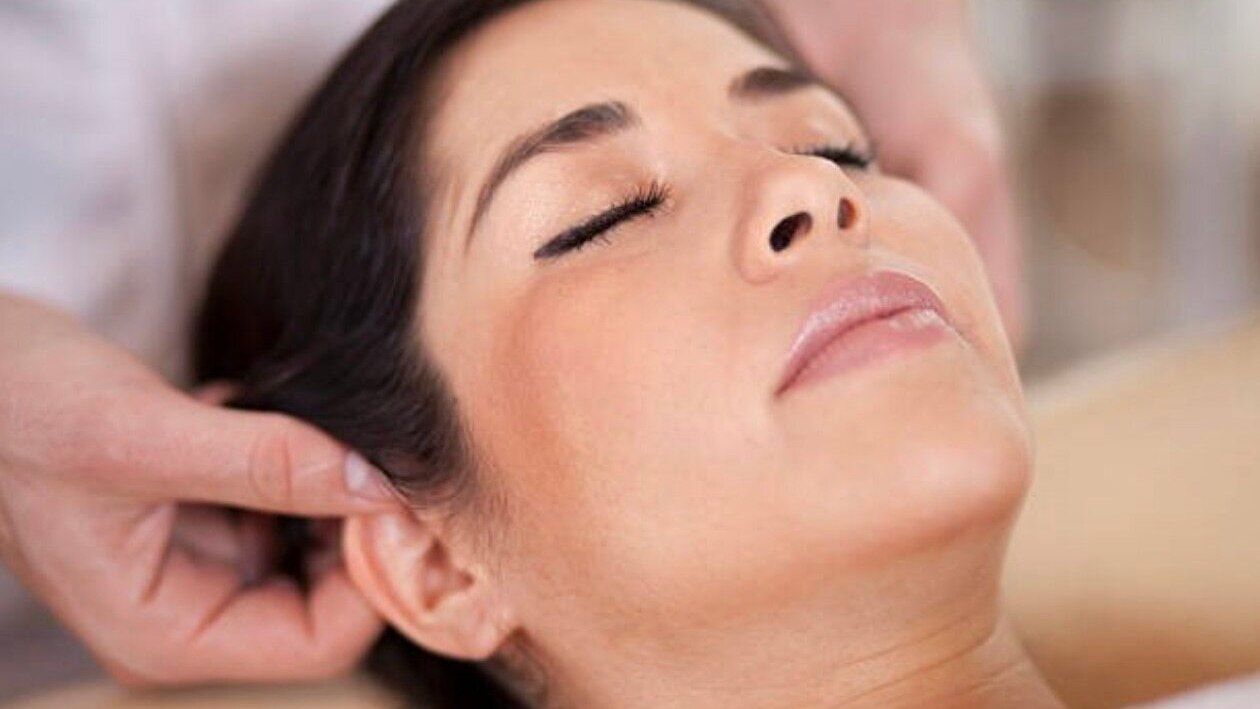 head massager woman oil