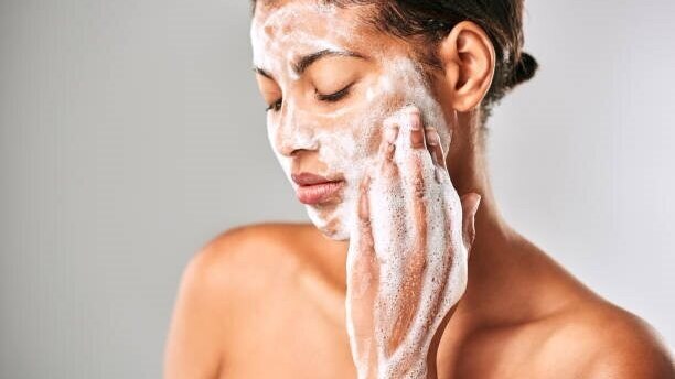 how to exfoliate woman face scrub