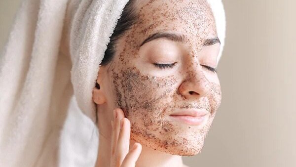 how to exfoliate woman face scrub