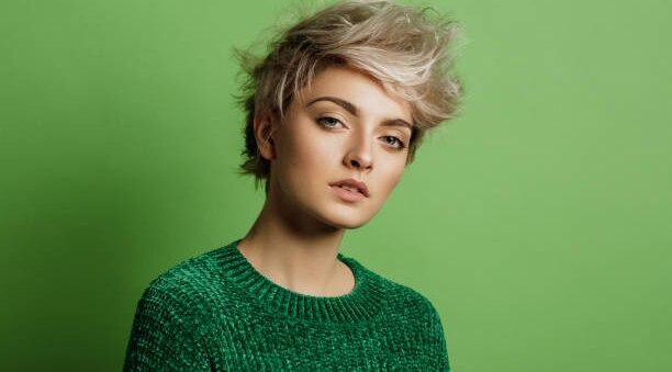 wolf cut hairstyle blonde wavy hair woman