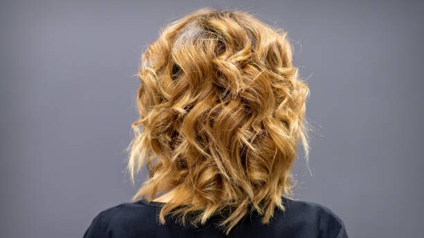 wolf cut hairstyle blonde wavy hair woman