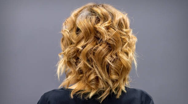 wolf cut hairstyle blonde wavy hair woman