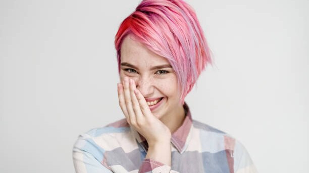 wolf cut hairstyle blonde wavy hair woman