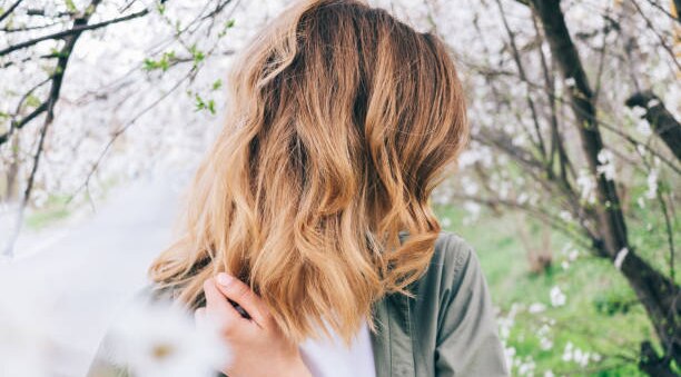 wolf cut hairstyle blonde wavy hair woman