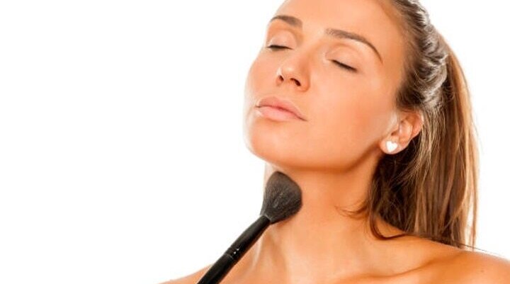 Here’s How To Blend Foundation Into Your Neck: Top Tips