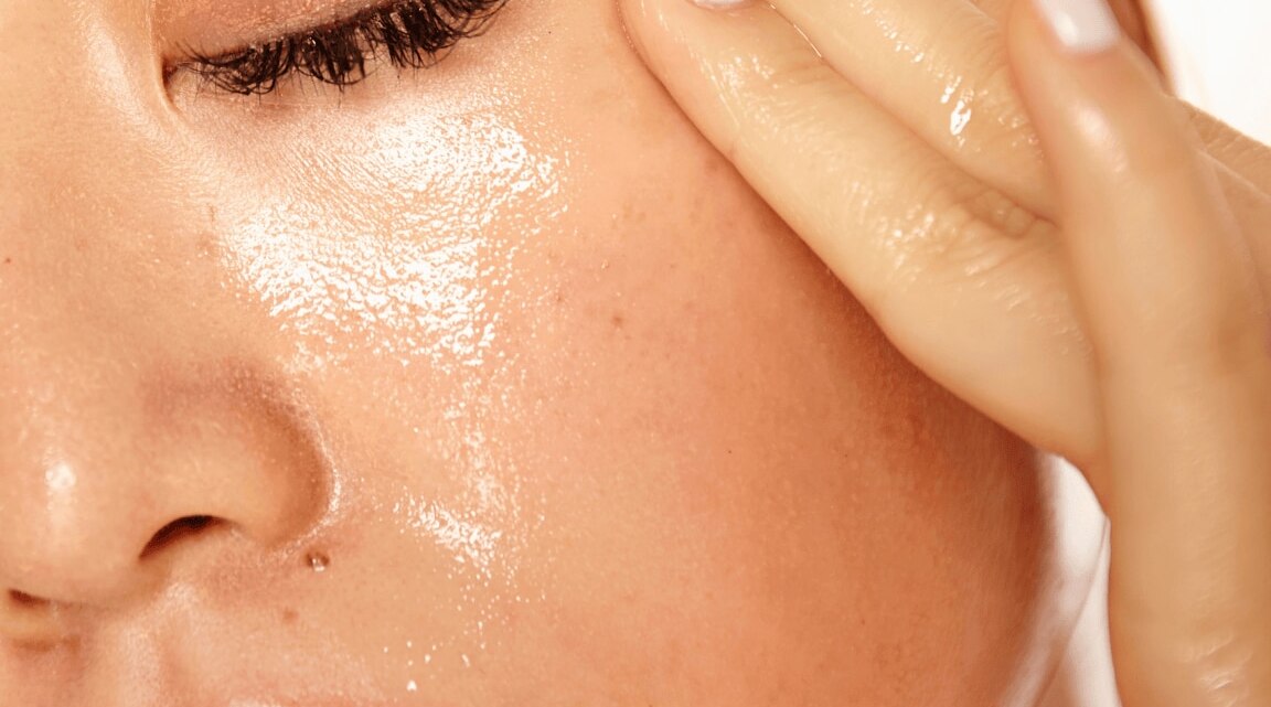 How to Choose The Right Foundation For Oily Skin: A Complete Guide