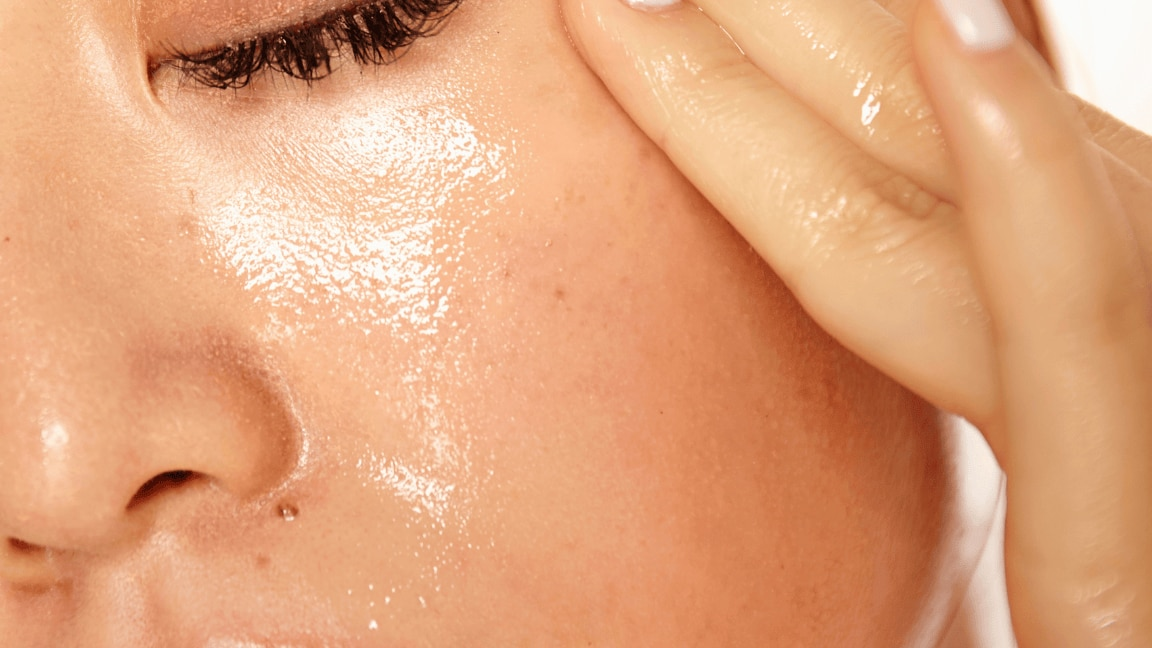How to Choose The Right Foundation For Oily Skin: A Complete Guide
