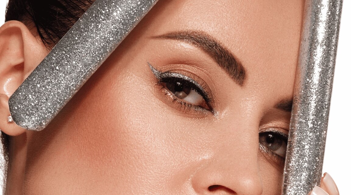 Master Holographic Eyeliner: Creative, Eye-Catching Looks Made Easy!