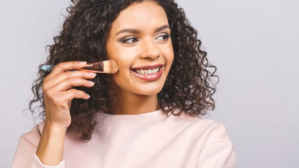how to use primer on face in hindi woman