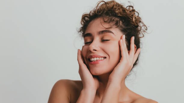 how to use primer on face in hindi woman
