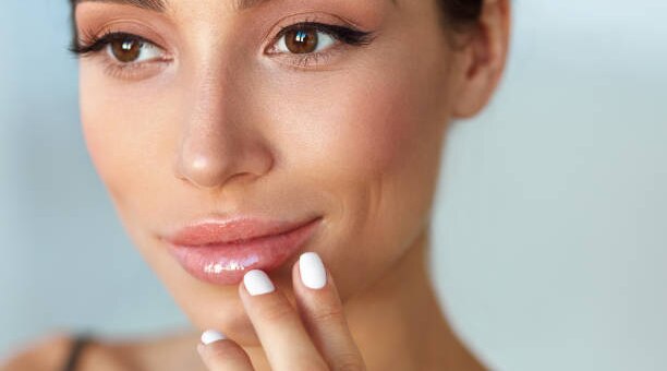 How To Choose Between Lipstick Or Lip Gloss: Tips To Try