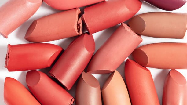 How to Choose Between Lipstick or Lip Gloss
