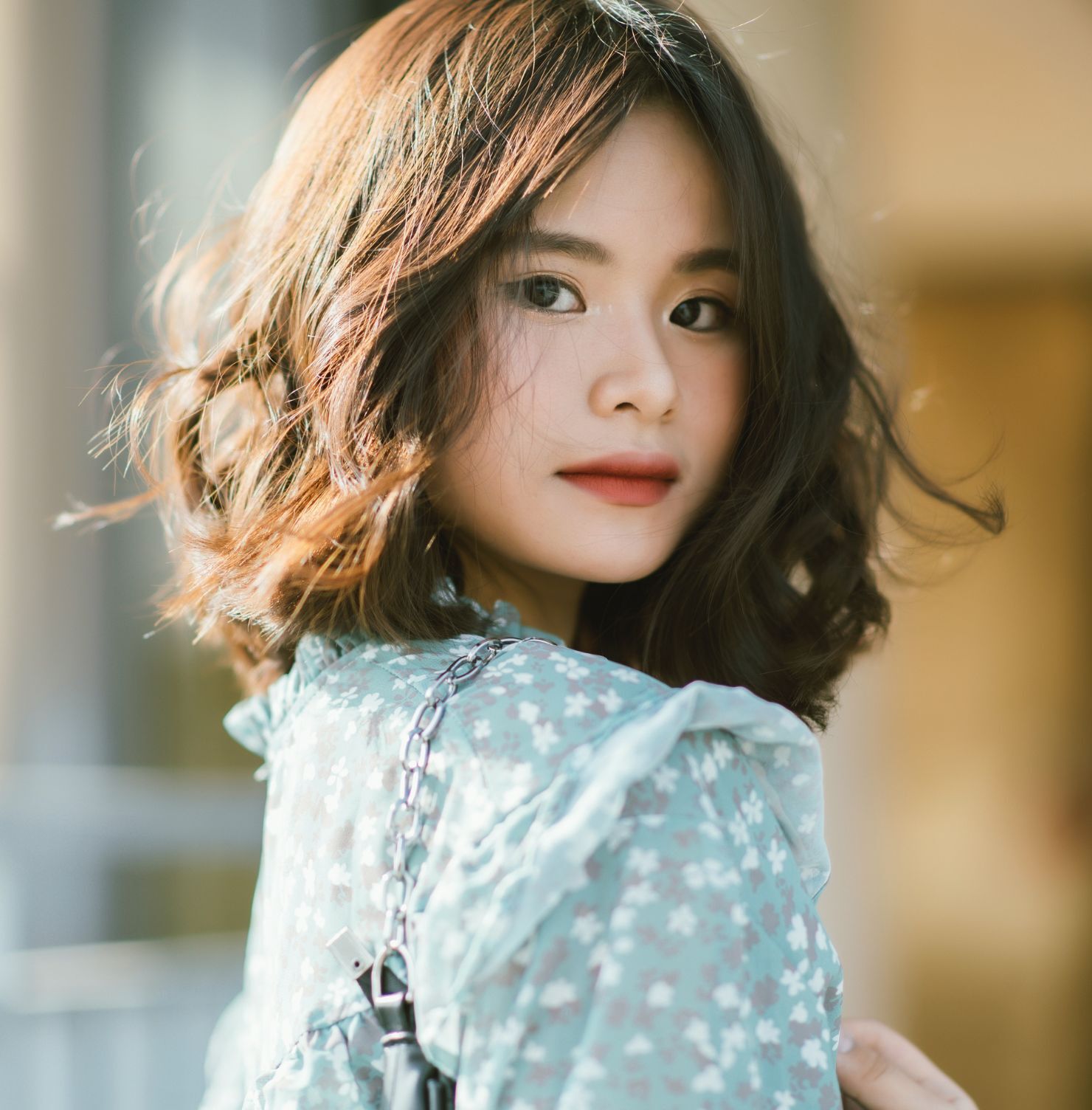 Tóc ngắn uốn xoăn lọn