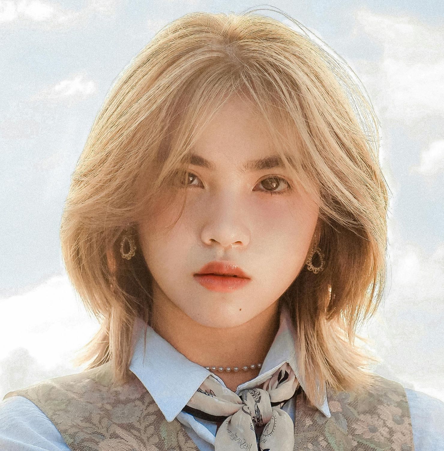 Tóc ngắn ngang vai uốn phồng