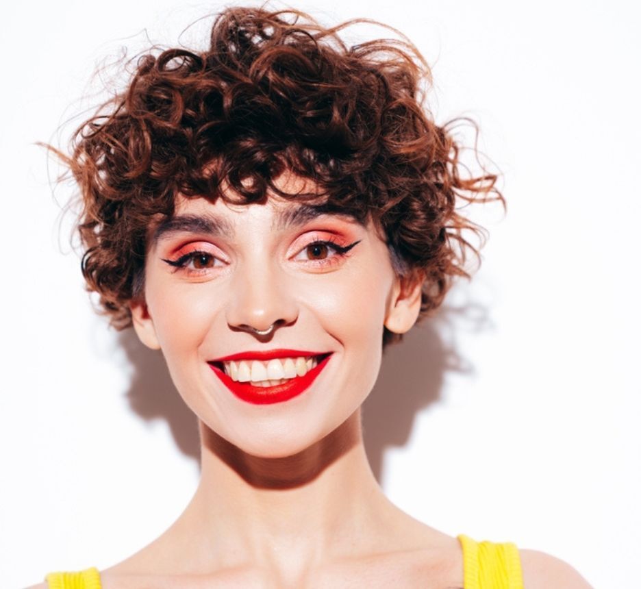 tóc xù tóc tém xù mì cho mặt dài cô gái cười tươi tô son màu đỏ