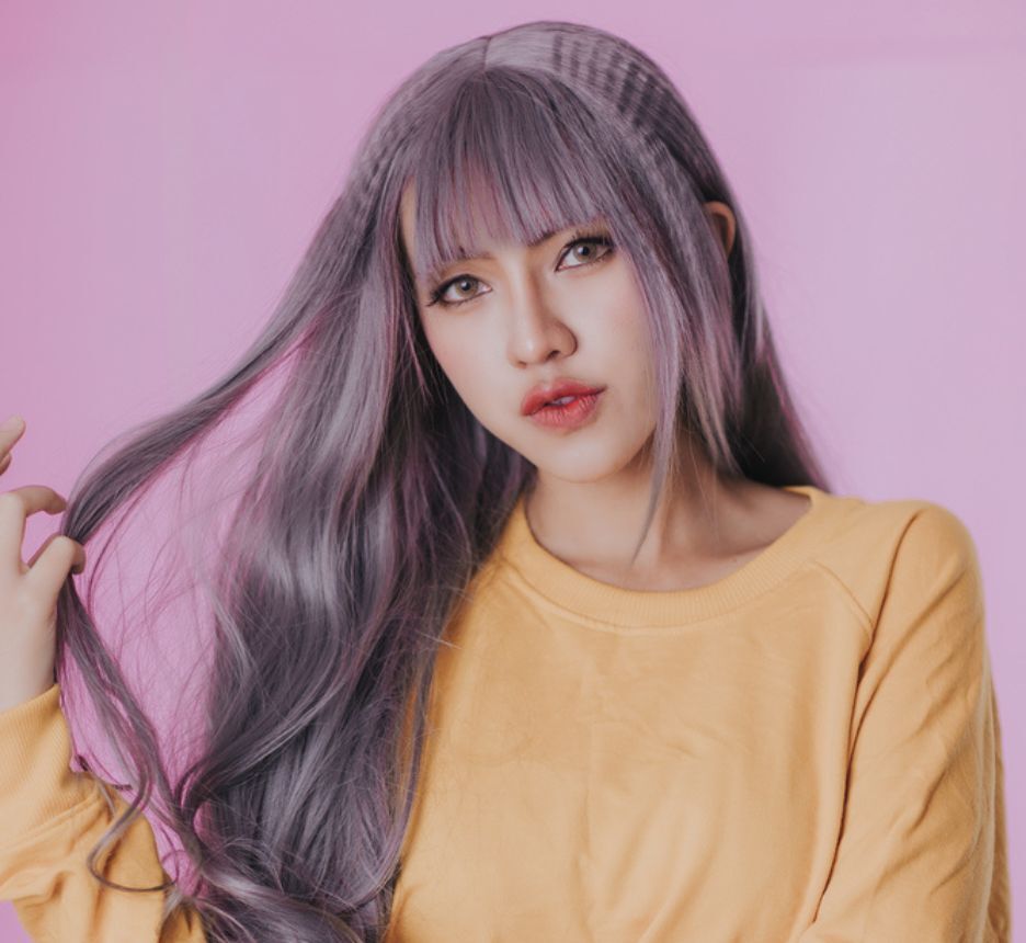 tóc xù tóc dập xù cô gái có mái tóc màu tím khói và mặc áo màu vàng