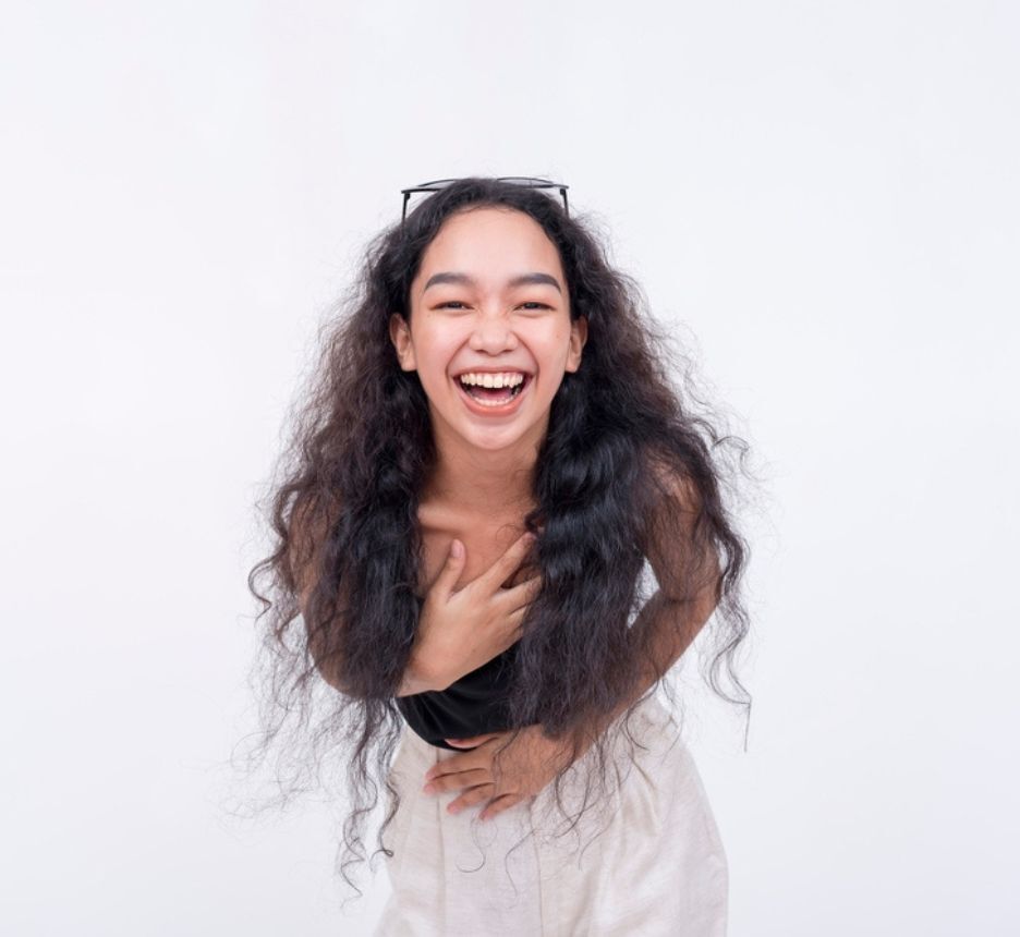 tóc xù tóc xù bông tự nhiên cô gái đang cười tươi