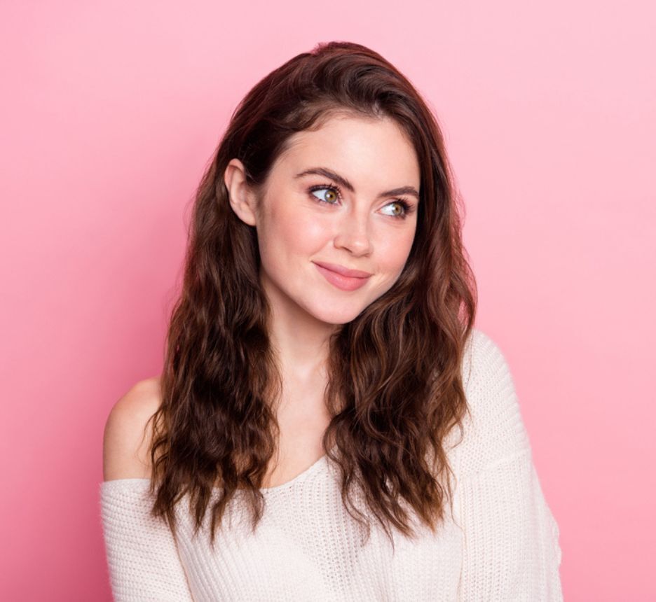 tóc xù tóc xù mì tôm cô gái mặc áo len trễ 1 bên vai chụp trên nền hồng