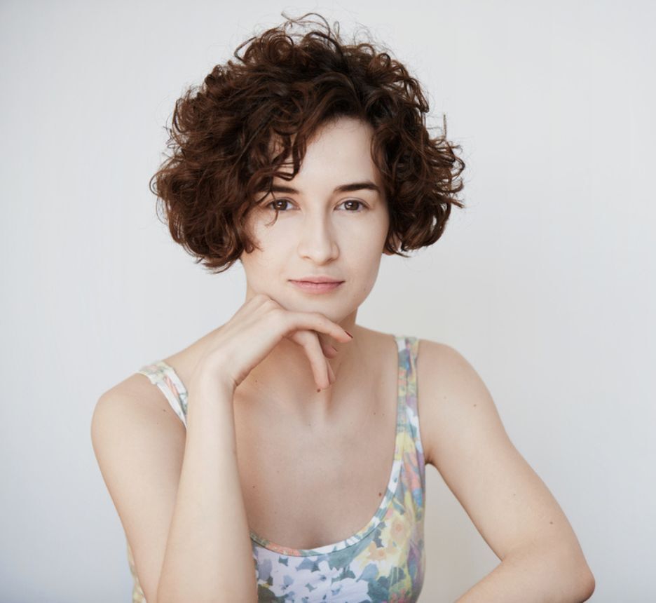 tóc xù tóc xù đánh rối cô gái chống tay vào cằm