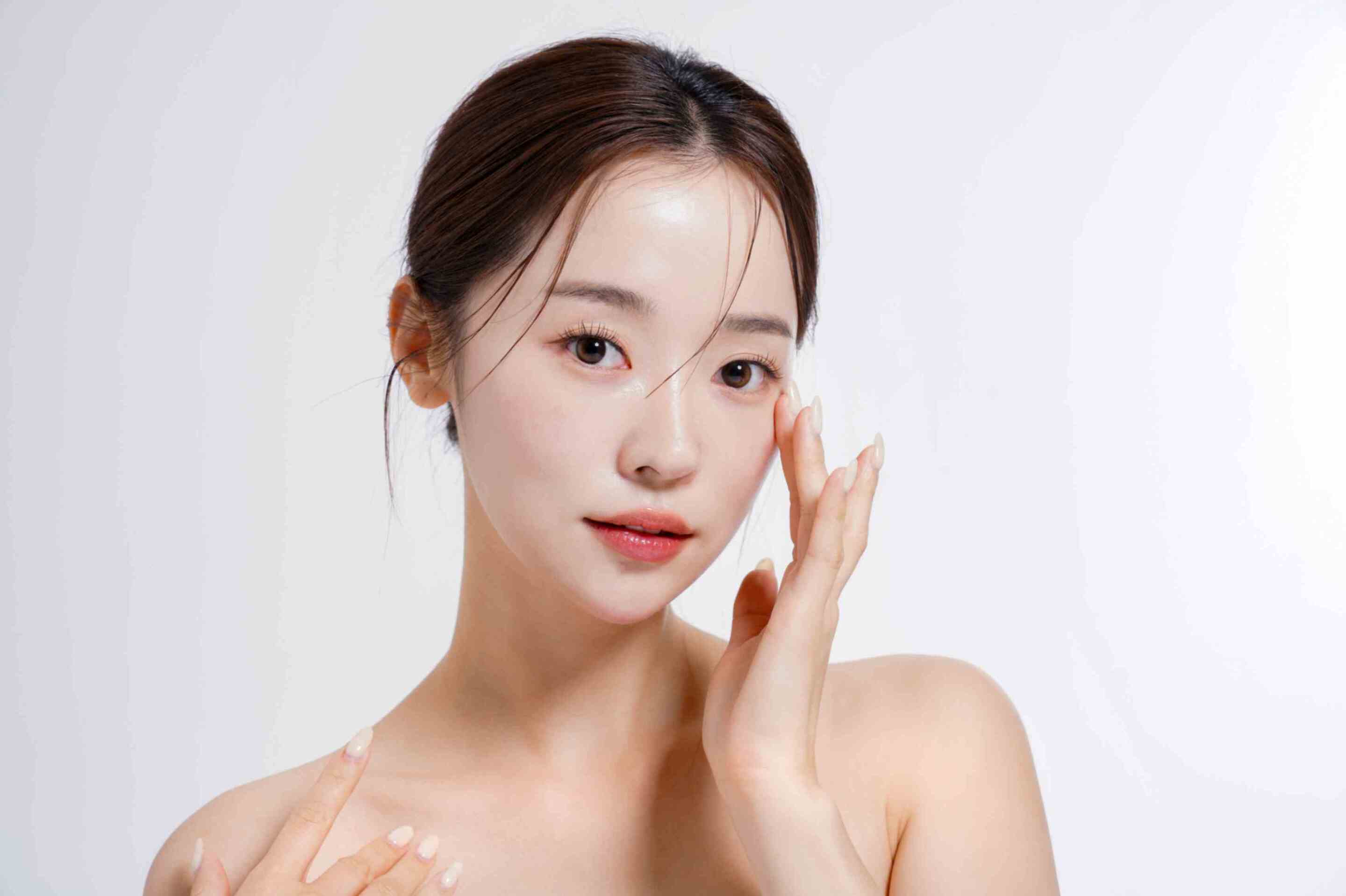 hàng rào bảo vệ da cô gái búi tóc gọn gàng đang chạm tay vào mặt