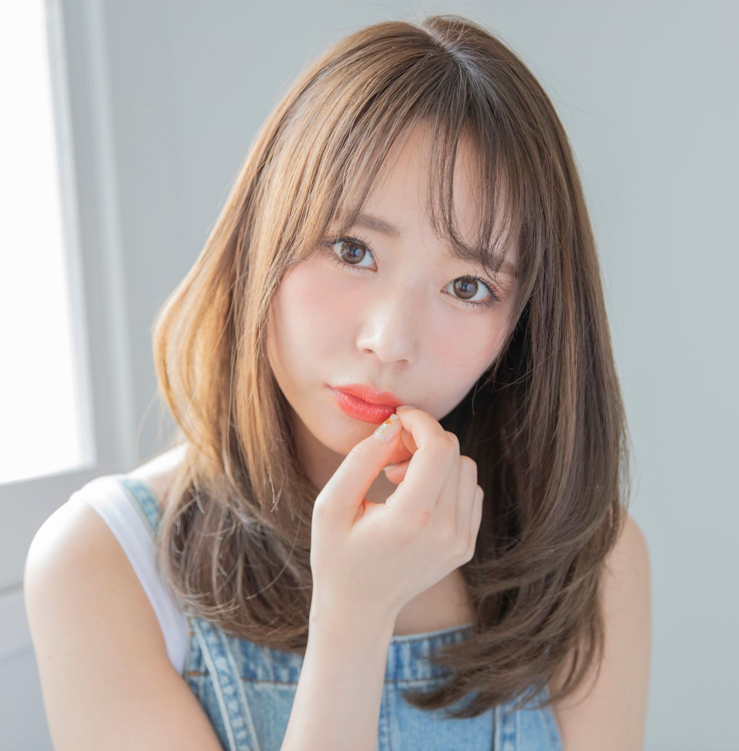 Tóc uốn cụp màu nâu lạnh ngang vai