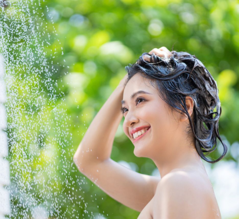 cấy tóc chăm sóc tóc và da đầu cô gái đang gội đầu ở ngoài trời