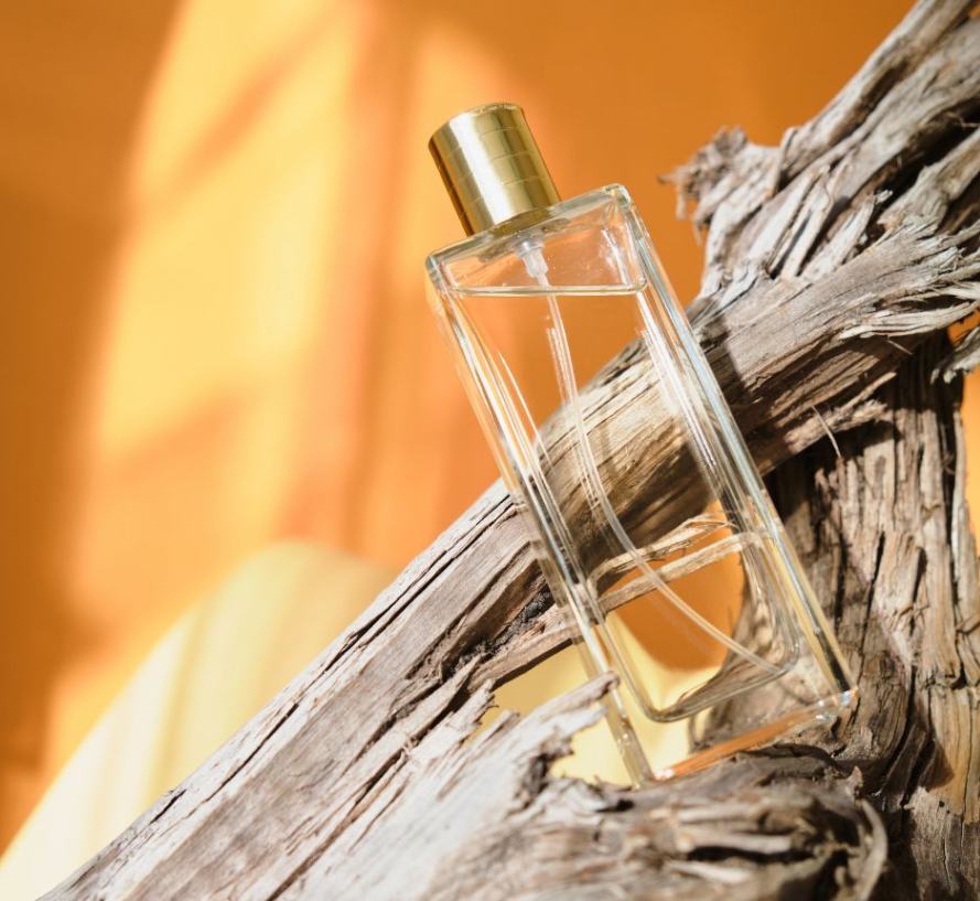 body mist là gì chọn nhóm hương gỗ và nhóm hương phương Đông chai thuỷ tinh đặt trên cành cây khô