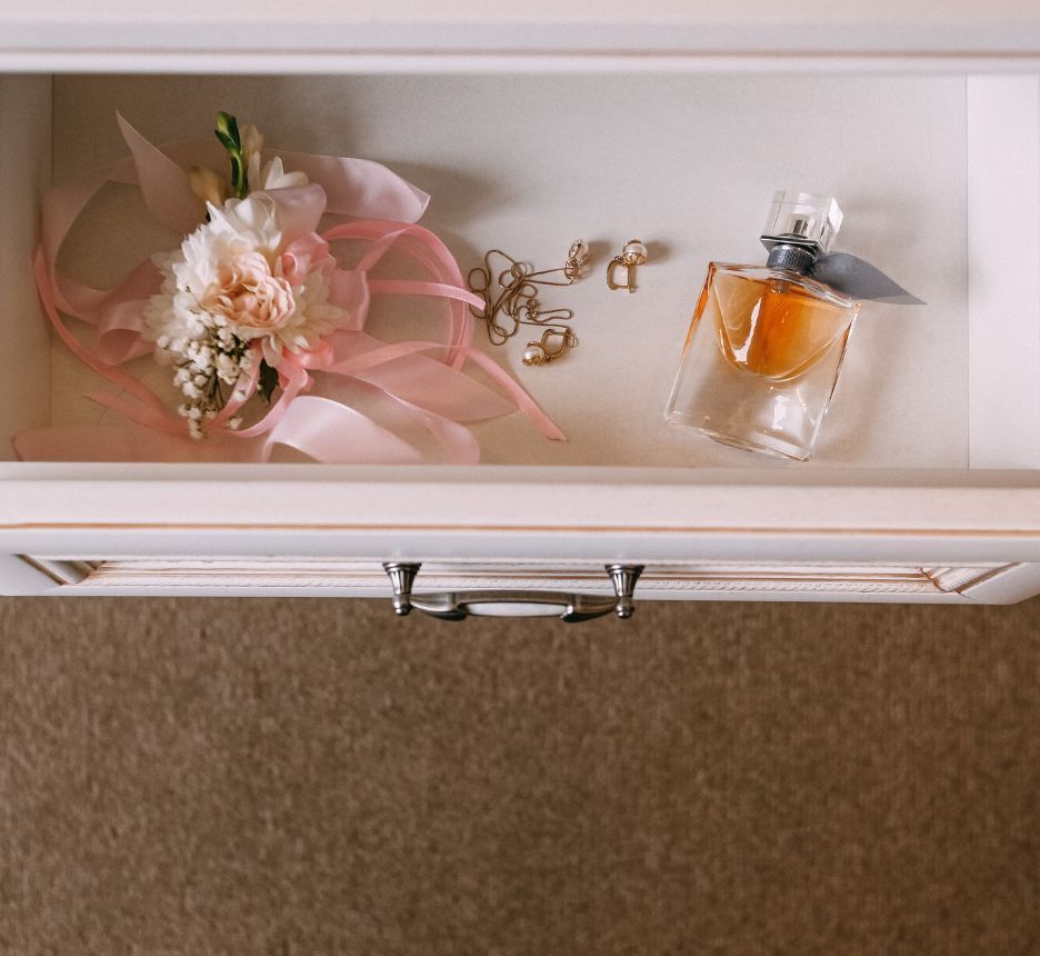 body mist là gì bảo quản body mist đúng cách chai nước hoa đặt trong ngăn kéo