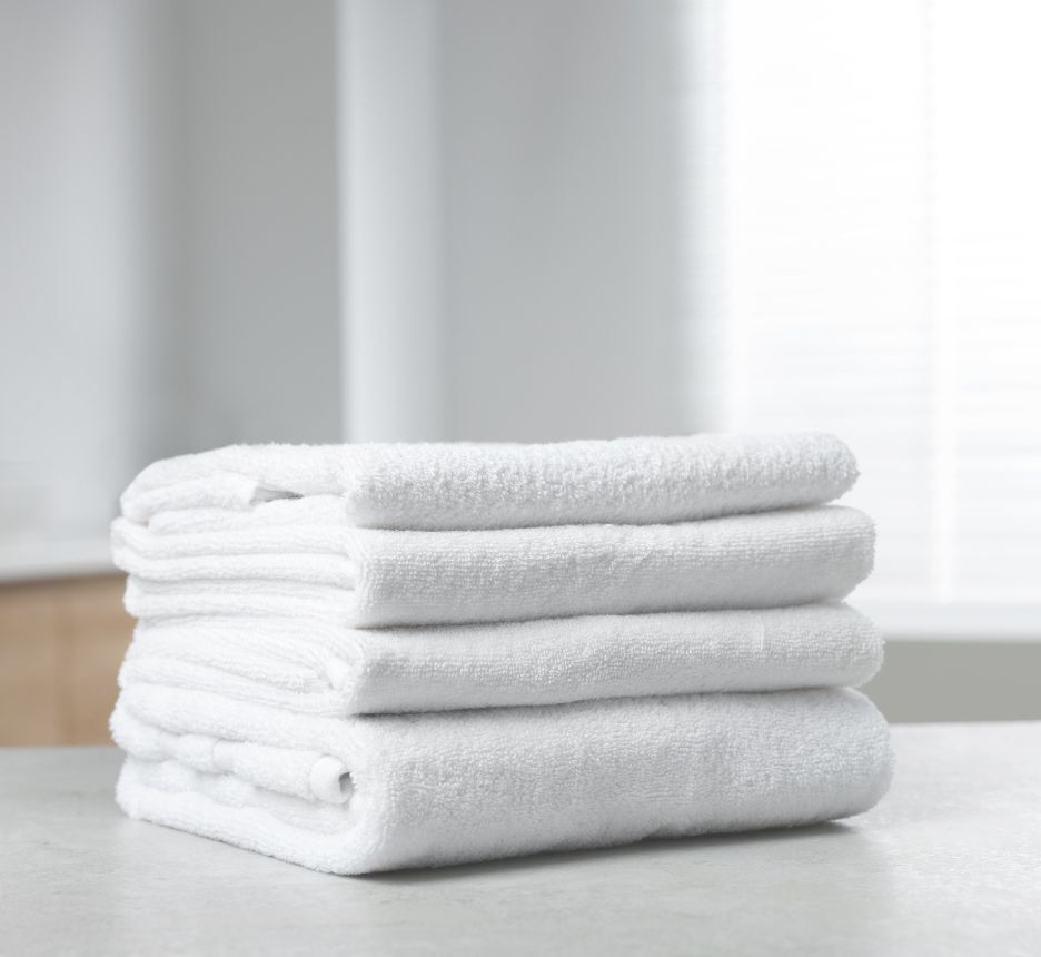 cách trị mụn ở mông chườm ấm vùng da bị mụn những chiếc khăn tắm màu trắng xếp chồng lên nhau