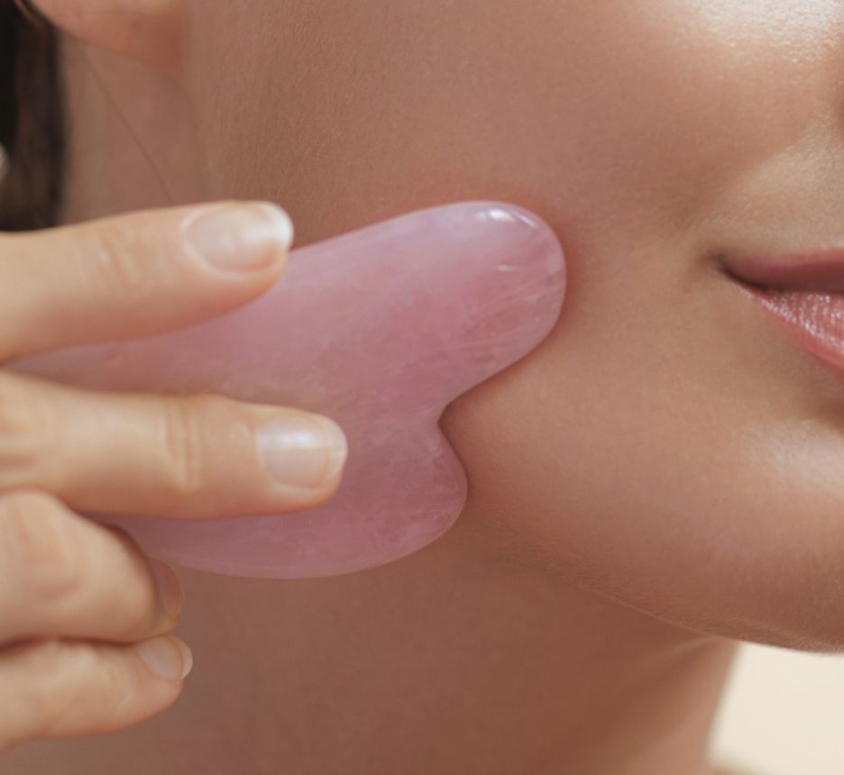 cách sử dụng thạch anh hồng massage gua sha