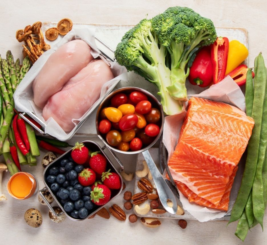 rụng tóc thiếu chất gì ăn gì để ngăn ngừa tóc rụng do thiếu chất các loại thực phẩm giàu vitamin và khoáng chất xếp trên bàn