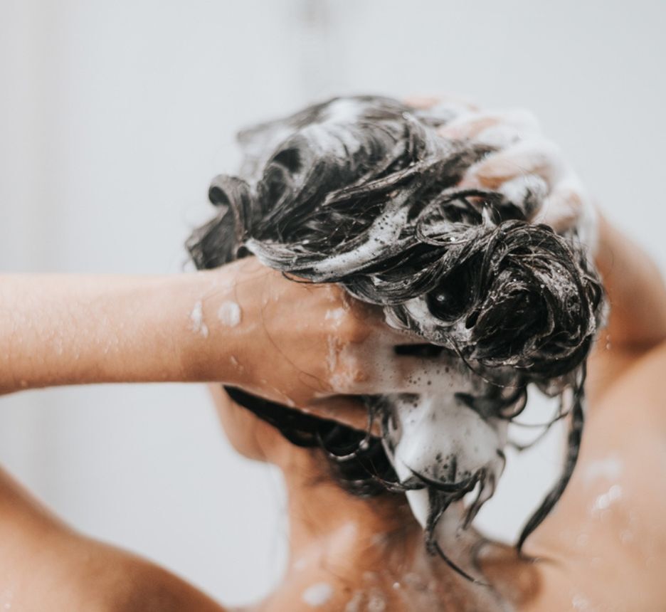 vảy nến da đầu lựa chọn dầu gội phù hợp phía sau cô gái đang gội đầu