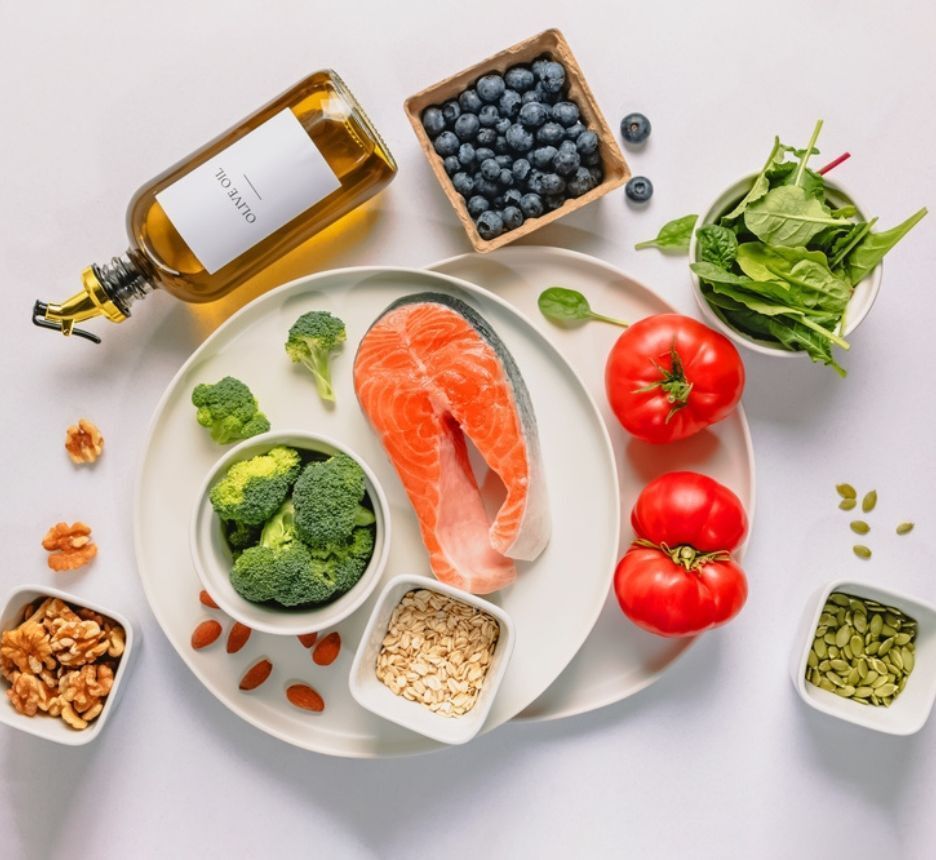 vảy nến da đầu điều chỉnh chế độ ăn uống nhiều thực phẩm tươi sống đặt trên mặt bàn màu trắng