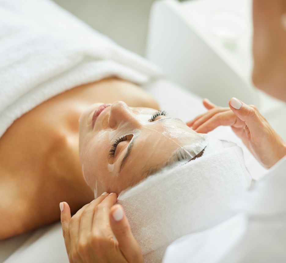 chăm sóc da chuyên sâu chăm sóc da chuyên sâu có tác dụng gì cô gái đang nằm nhắm mắt và đắp mặt nạ