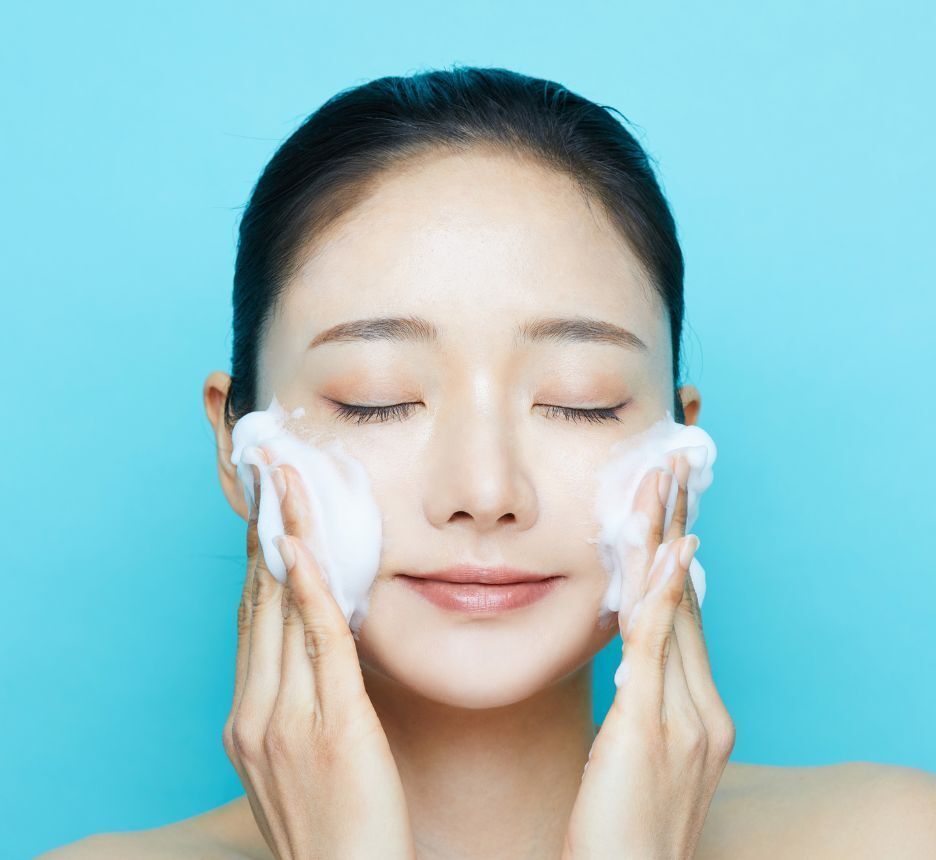 chăm sóc da chuyên sâu làm sạch da cô gái nhắm mắt xoa bọt lên da