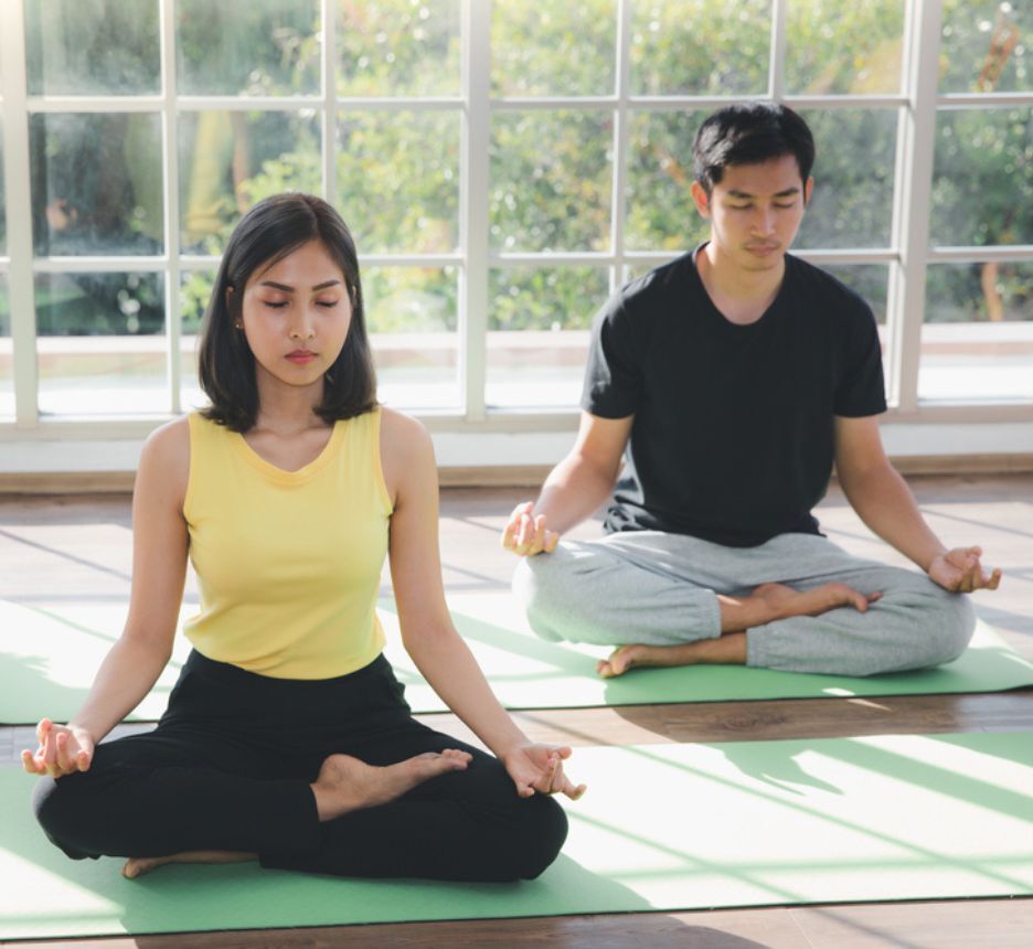 ngứa da đầu về đêm xây dựng lối sống lành mạnh cô gái và chàng trai ngồi xếp bằng tập yoga