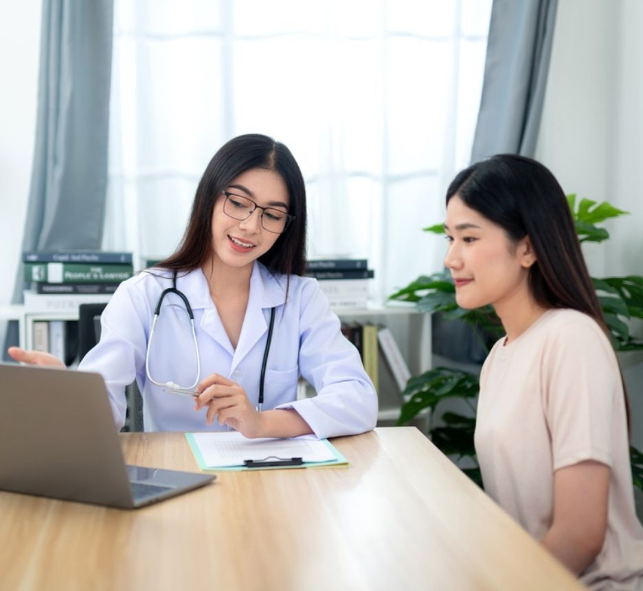 ngứa da đầu về đêm khi nào bạn nên gặp bác sĩ cô gái đang trò chuyện cùng bác sĩ