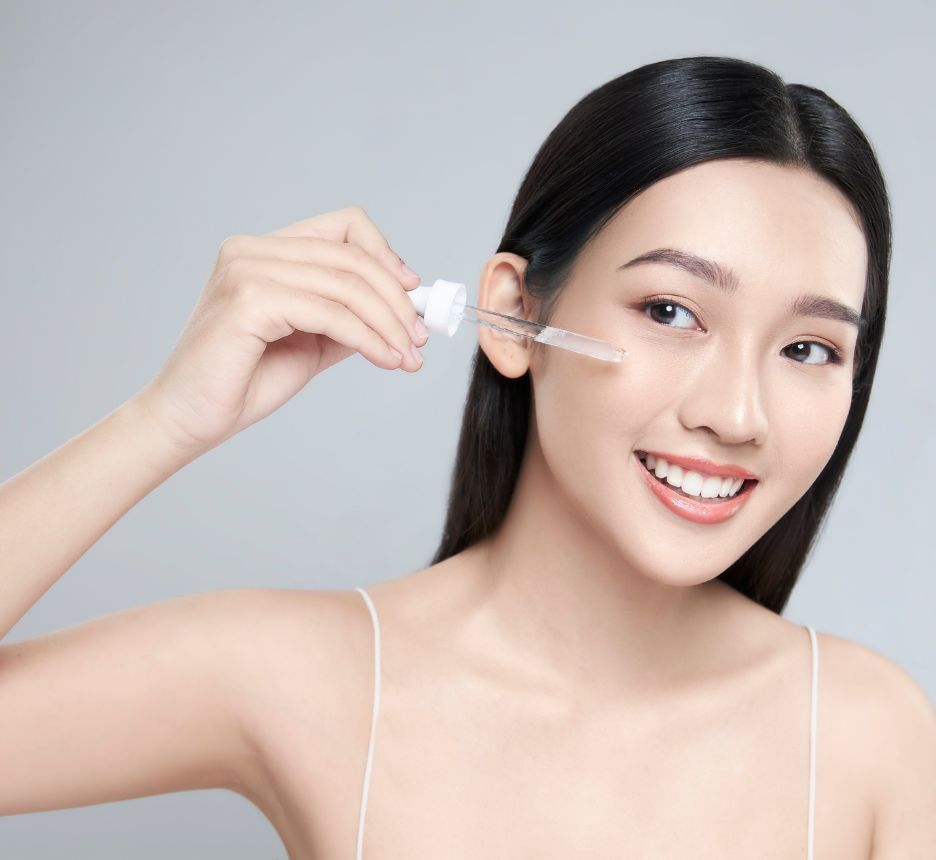 chăm sóc da chuyên sâu thoa serum và massage da