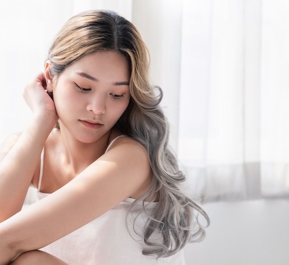 tẩy tóc có hại không cô gái có mái tóc tẩy xám khói uốn xoăn