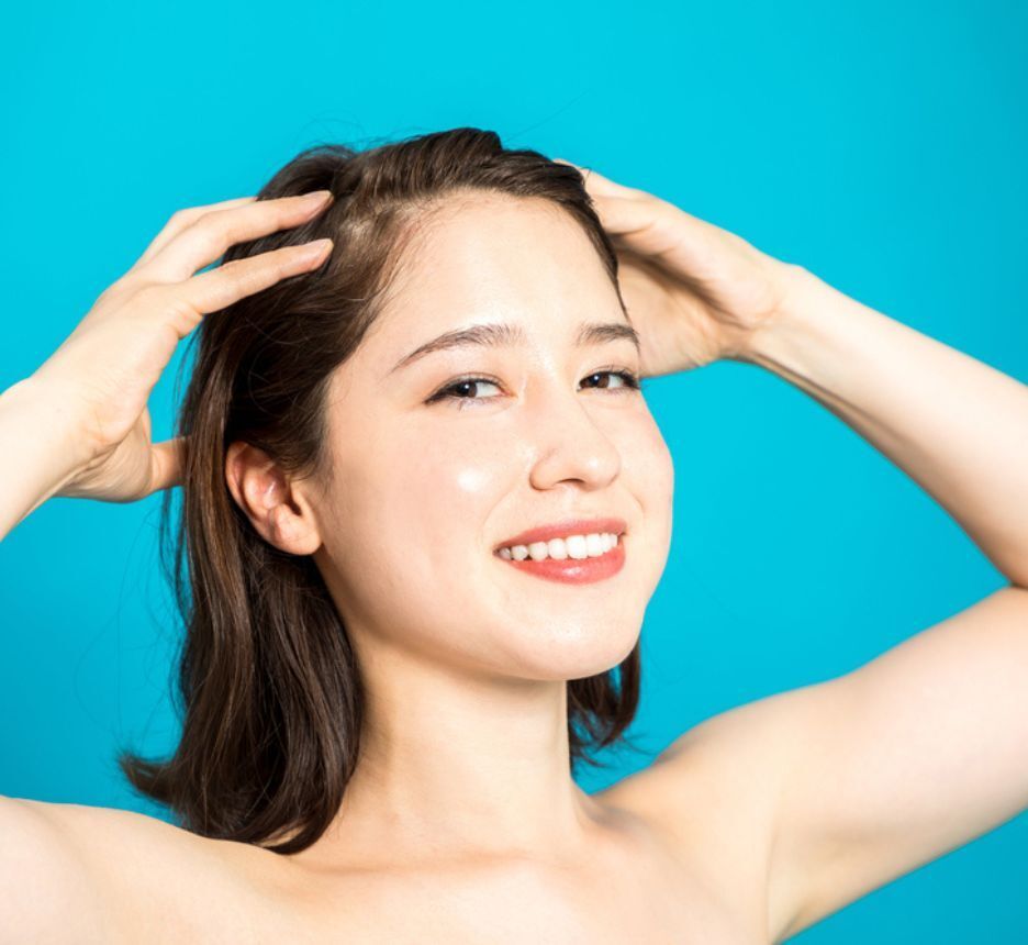 massage da đầu tẩy tóc cô gái tóc ngắn đang massage da đầu