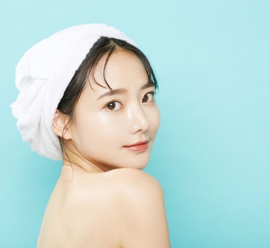 tóc tẩy một phụ nữ trẻ châu Á với chiếc khăn quấn quanh đầu