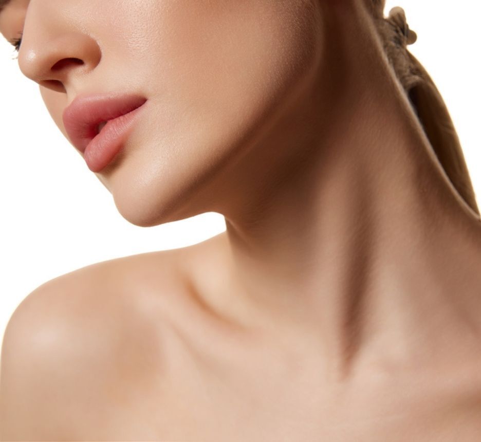 da thường là gì hình chụp cận nửa mặt và nửa thân trên cô gái với làn da hồng hào khỏe mạnh