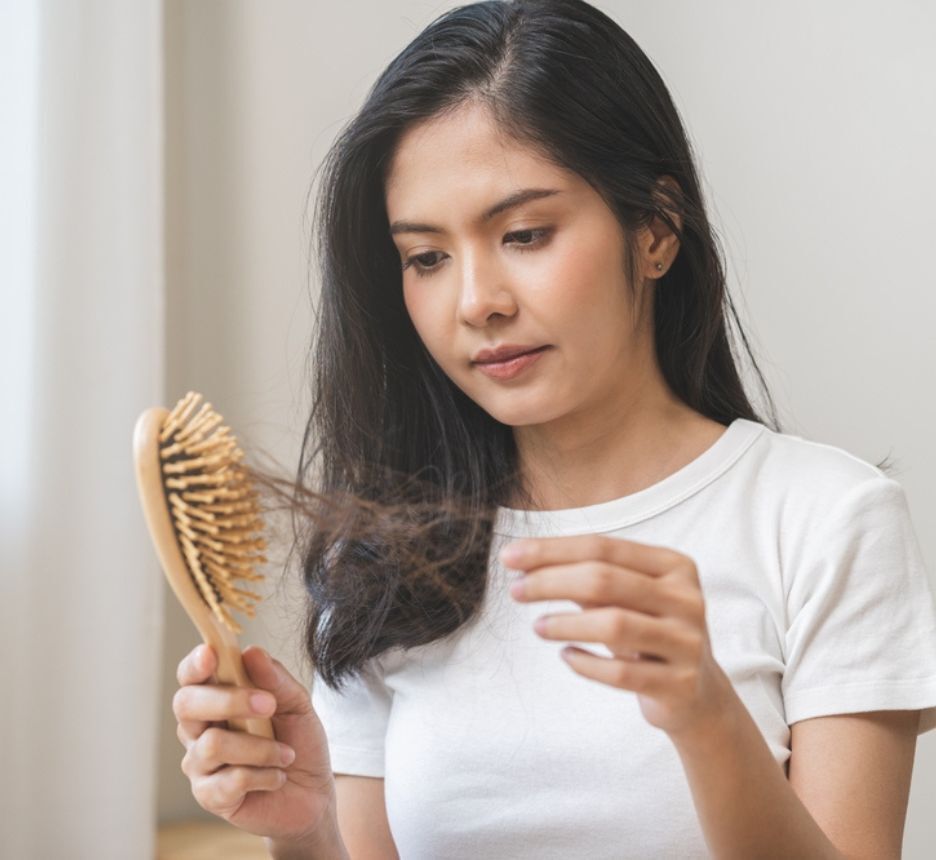 vitamin b5 có tác dụng gì cho tóc vitamin B5 có thực sự ngăn rụng tóc cô gái đang gỡ tóc rụng từ cây lược gỗ