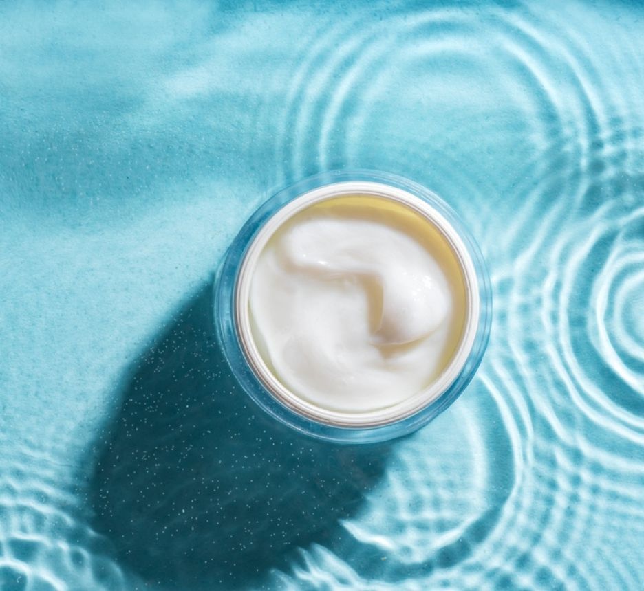 cách chăm sóc da thường cấp ẩm cho da lọ kem dưỡng da trên nền nước màu xanh