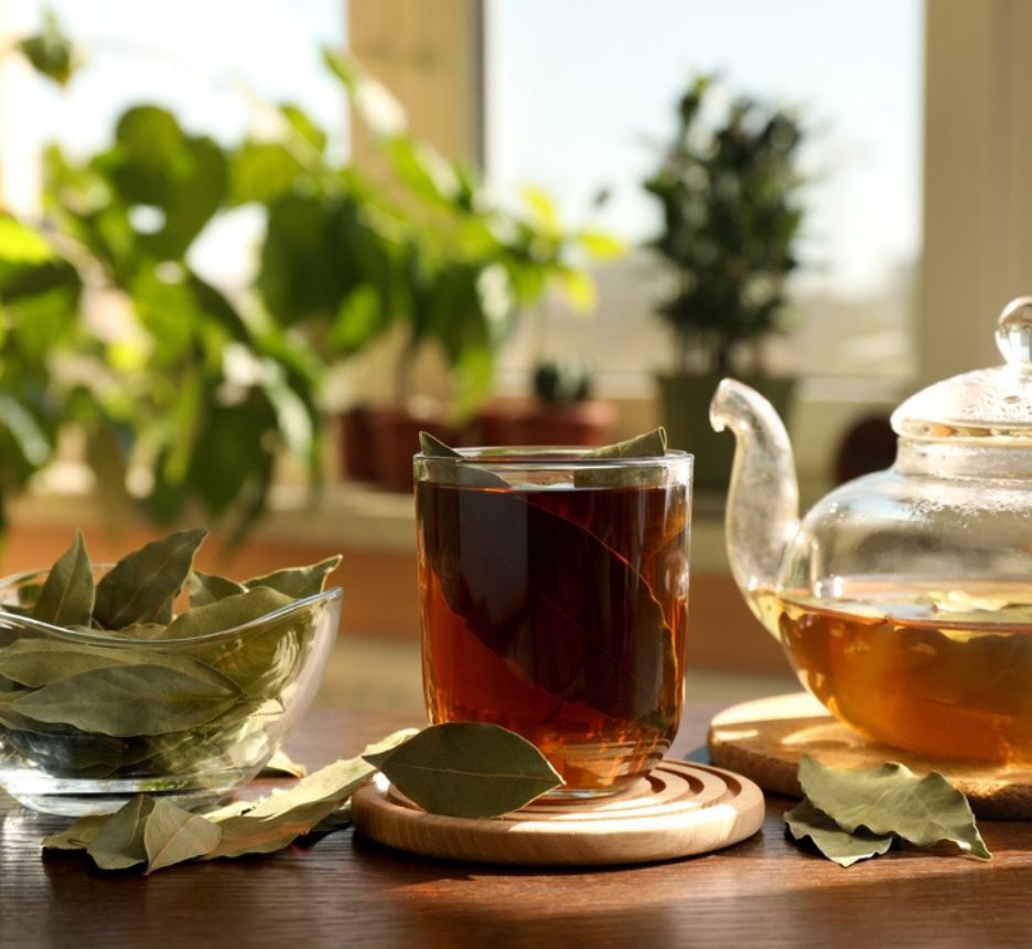 vitamin b5 có tác dụng gì cho tóc ủ tóc với nước trà xanh ly trà và ấm trà thuỷ tinh đặt trên bàn