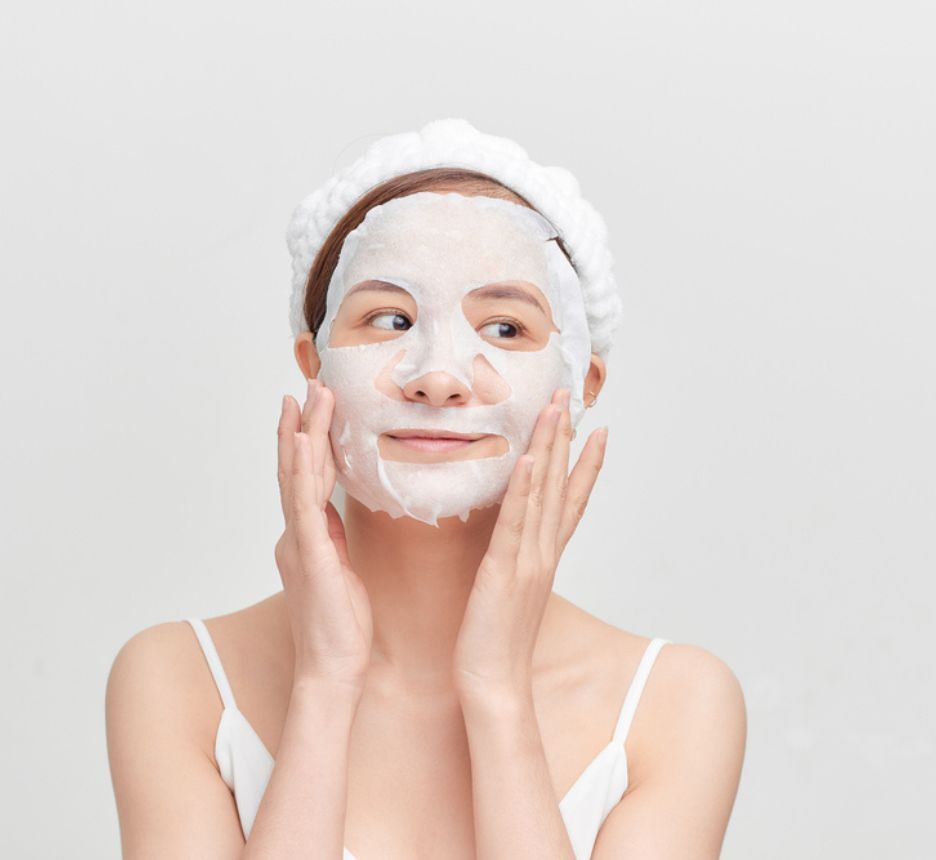 cách chăm sóc da thường đắp mặt nạ cô gái quấn tóc bằng khăn trắng đắp mặt nạ giấy