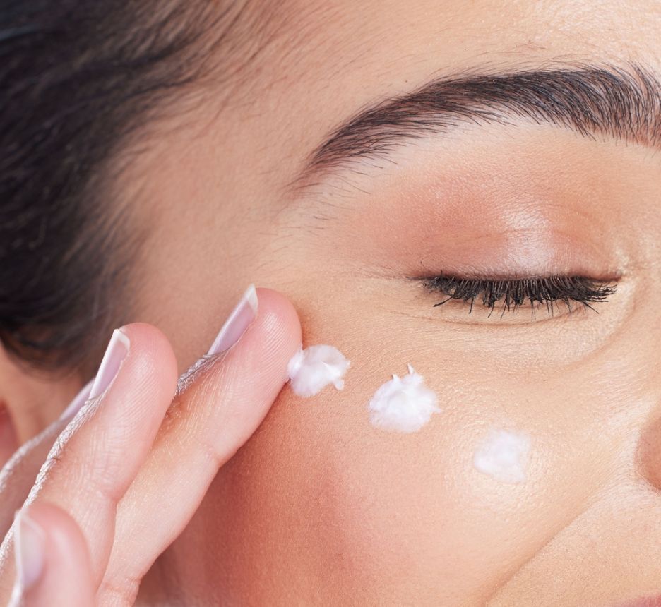 cách chăm sóc da thường chăm sóc vùng da xung quanh mắt cô gái đang thoa kem mắt
