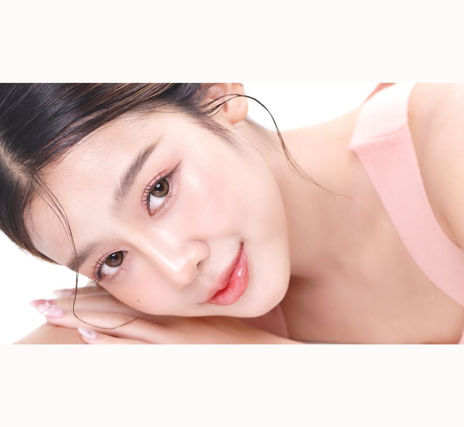 hàng rào bảo vệ da là gì ảnh chân dung cận mặt cô gái trang điểm tông hồng