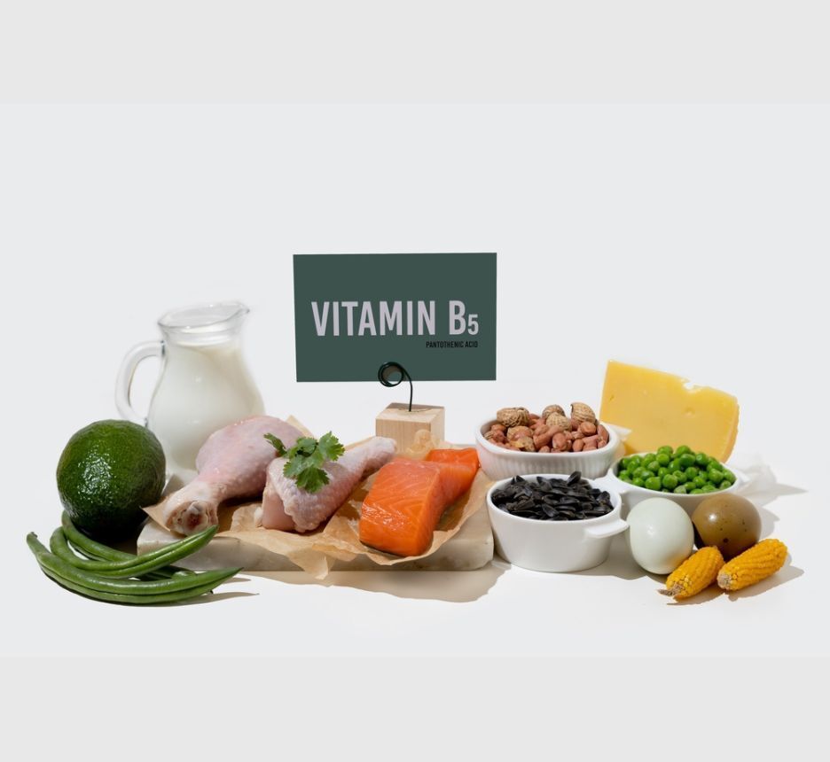 vitamin b5 có tác dụng gì cho tóc bổ sung Vitamin B5 qua chế độ ăn uống các loại thực phẩm đặt trên mặt bàn màu trắng